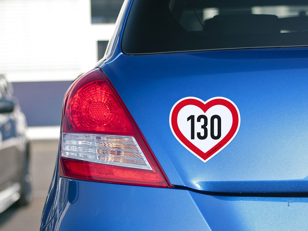 Der Tempoherz-Sticker auf dem Autoheck, Original-Foto: chunchun/pixabay.com